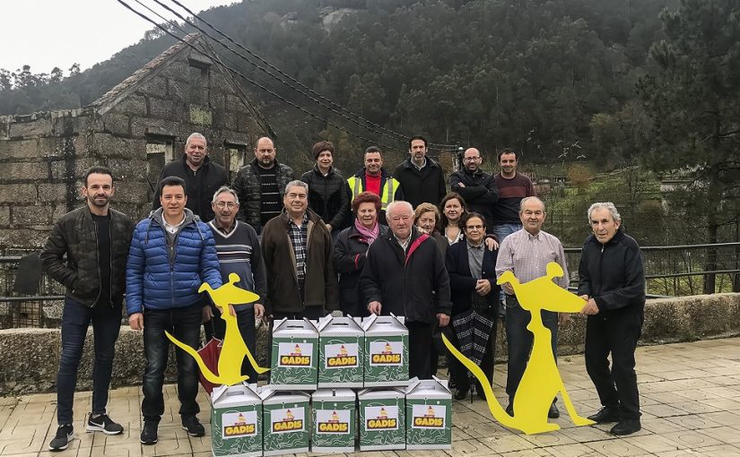 O FESTIVAL DE CANS E GADIS FAN ENTREGA DE 25 CESTAS DE NADAL A VECIÑAS E VECIÑOS DE CANS