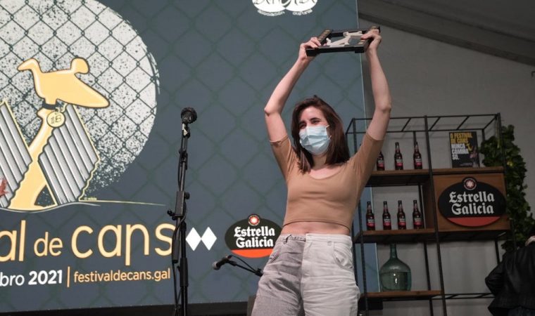 Noelia Muiños recollendo un premio