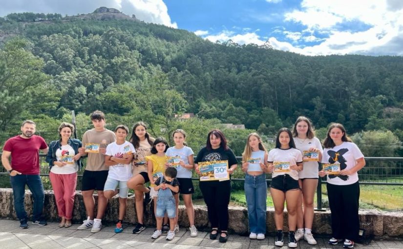 O FESTIVAL DE CANS ENTREGOU QUINCE VALES DESCONTO EN MATERIAL ESCOLAR ENTRE AS NENAS E NENOS DA ALDEA